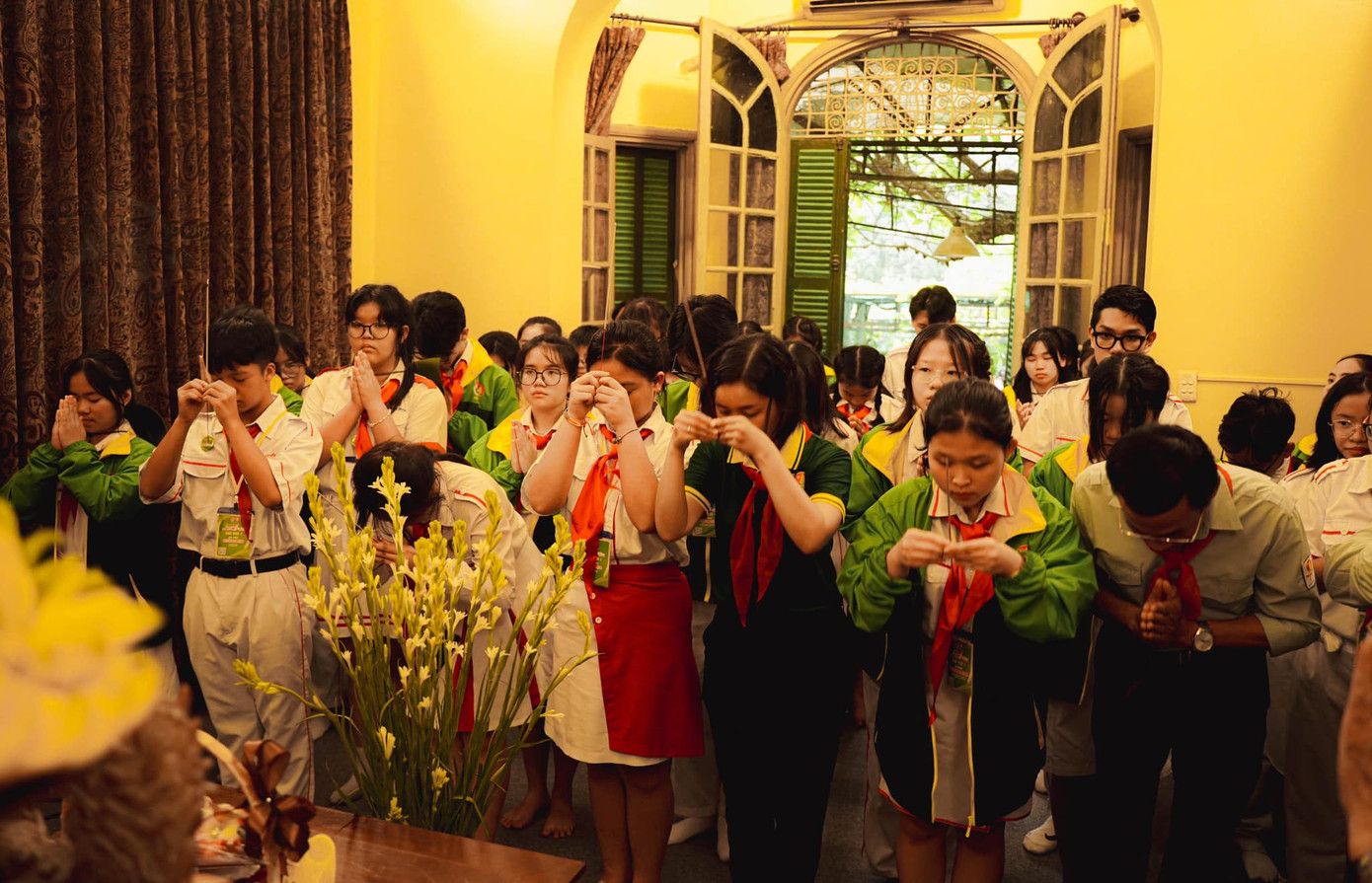 Dâng hương tại nhà gia đình Đại tướng Võ Nguyên Giáp.