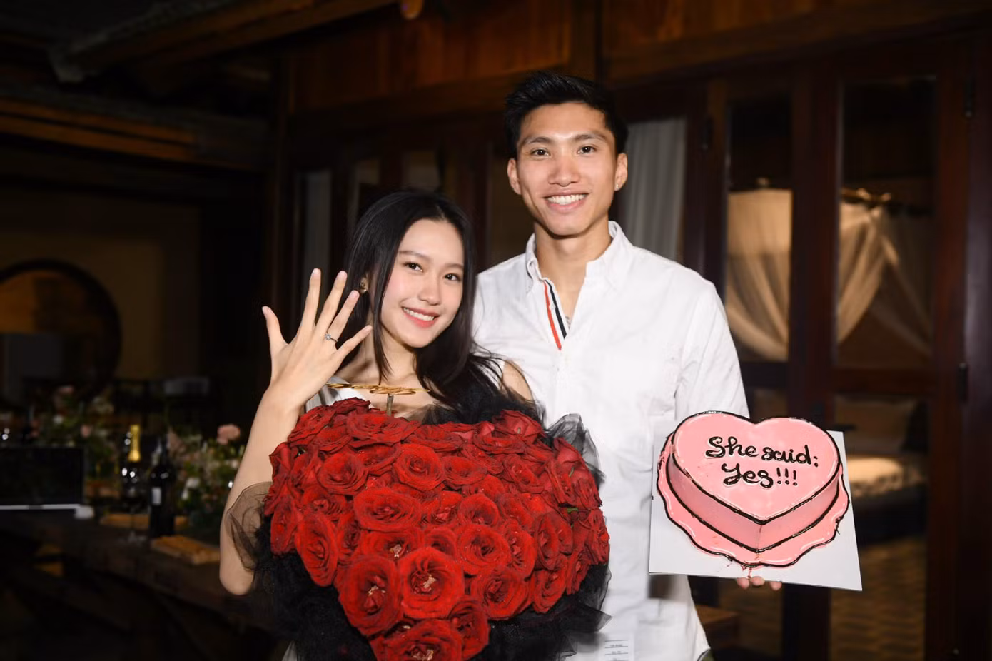 Cầu thủ Văn Hậu vừa cầu hôn thành công bạn gái Hải My.