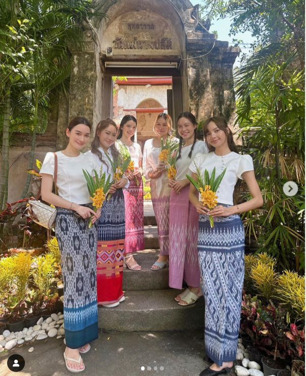 Lisa cùng nhóm bạn thân trong chuyến lễ Phật tại ngôi chùa cổ.