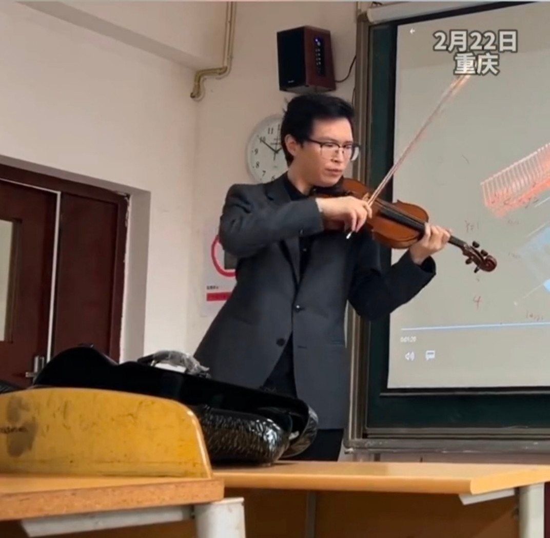 Thầy giáo biểu diễn tài năng violin khiến nhiều học sinh xúc động.