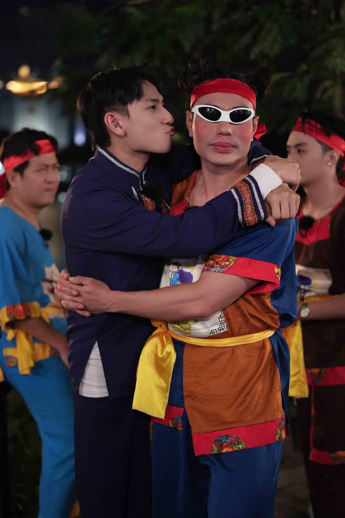 Isaac bỗng chăm chỉ quăng thính khiến Lê Dương Bảo Lâm cũng phải &quot;xịt keo&quot;.