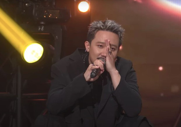 Trấn Thành cố gắng kìm chế cảm xúc trong tập đầu tiên của Rap Việt. Trấn Thành cố gắng kìm chế cảm xúc trong tập đầu tiên của Rap Việt.