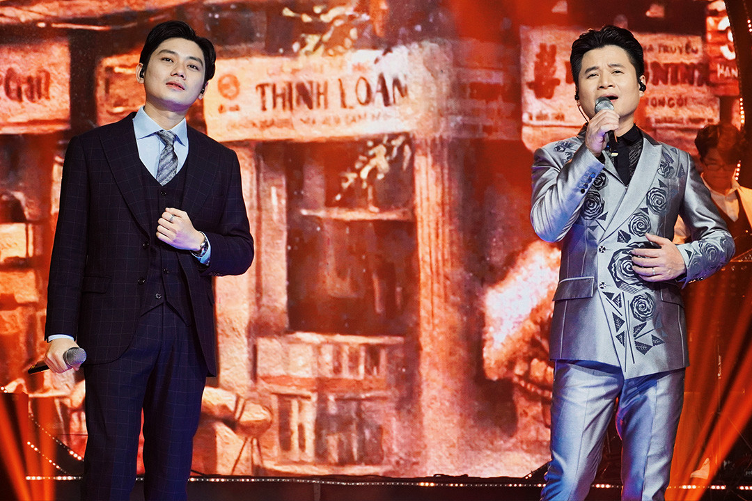 Những bản Ballad được giới trẻ yêu thích như Em Có Còn Dùng Số Này Không hay Phố Không Em được tái hiện ấn tượng bởi màn hòa giọng của 2 thế hệ khác nhau. Những bản Ballad được giới trẻ yêu thích như Em Có Còn Dùng Số Này Không hay Phố Không Em được tái hiện ấn tượng bởi màn hòa giọng của 2 thế hệ khác nhau.