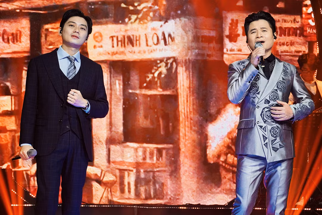 Những bản Ballad được giới trẻ yêu thích như Em Có Còn Dùng Số Này Không hay Phố Không Em được tái hiện ấn tượng bởi màn hòa giọng của 2 thế hệ khác nhau. Những bản Ballad được giới trẻ yêu thích như Em Có Còn Dùng Số Này Không hay Phố Không Em được tái hiện ấn tượng bởi màn hòa giọng của 2 thế hệ khác nhau.
