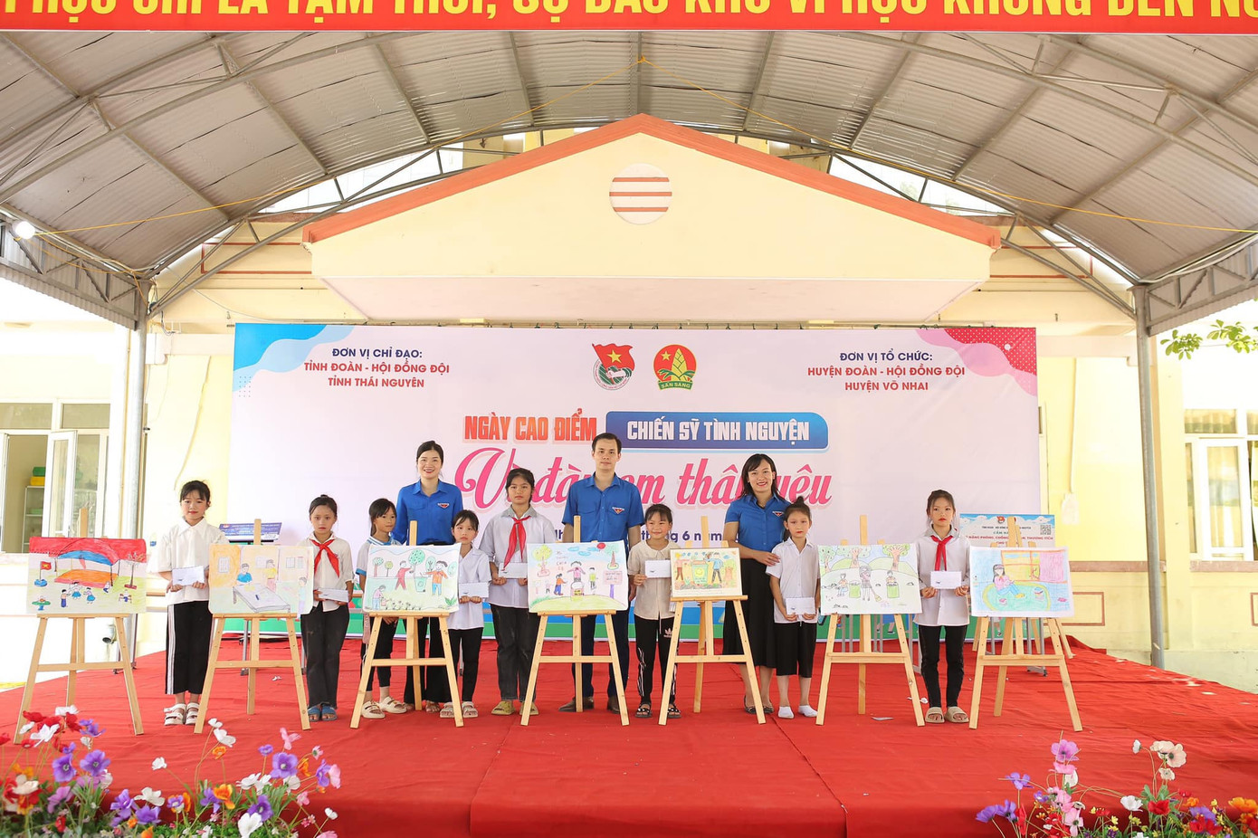 Trao giải cuộc thi vẽ tranh với chủ đề “Thiếu nhi Việt Nam làm nghìn việc tốt”. Ảnh: Hội Đồng Đội Tỉnh Thái Nguyên Trao giải cuộc thi vẽ tranh với chủ đề “Thiếu nhi Việt Nam làm nghìn việc tốt”. Ảnh: Hội Đồng Đội Tỉnh Thái Nguyên