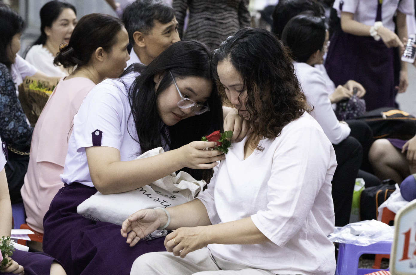 Trong phần đầu của buổi lễ, những bông hoa được các bạn học sinh khối 12 cài lên ngực áo của cha mẹ thay cho lời cảm ơn. Đây cũng là hoạt động truyền thống của buổi lễ Tri Ân. Trong phần đầu của buổi lễ, những bông hoa được các bạn học sinh khối 12 cài lên ngực áo của cha mẹ thay cho lời cảm ơn. Đây cũng là hoạt động truyền thống của buổi lễ Tri Ân.