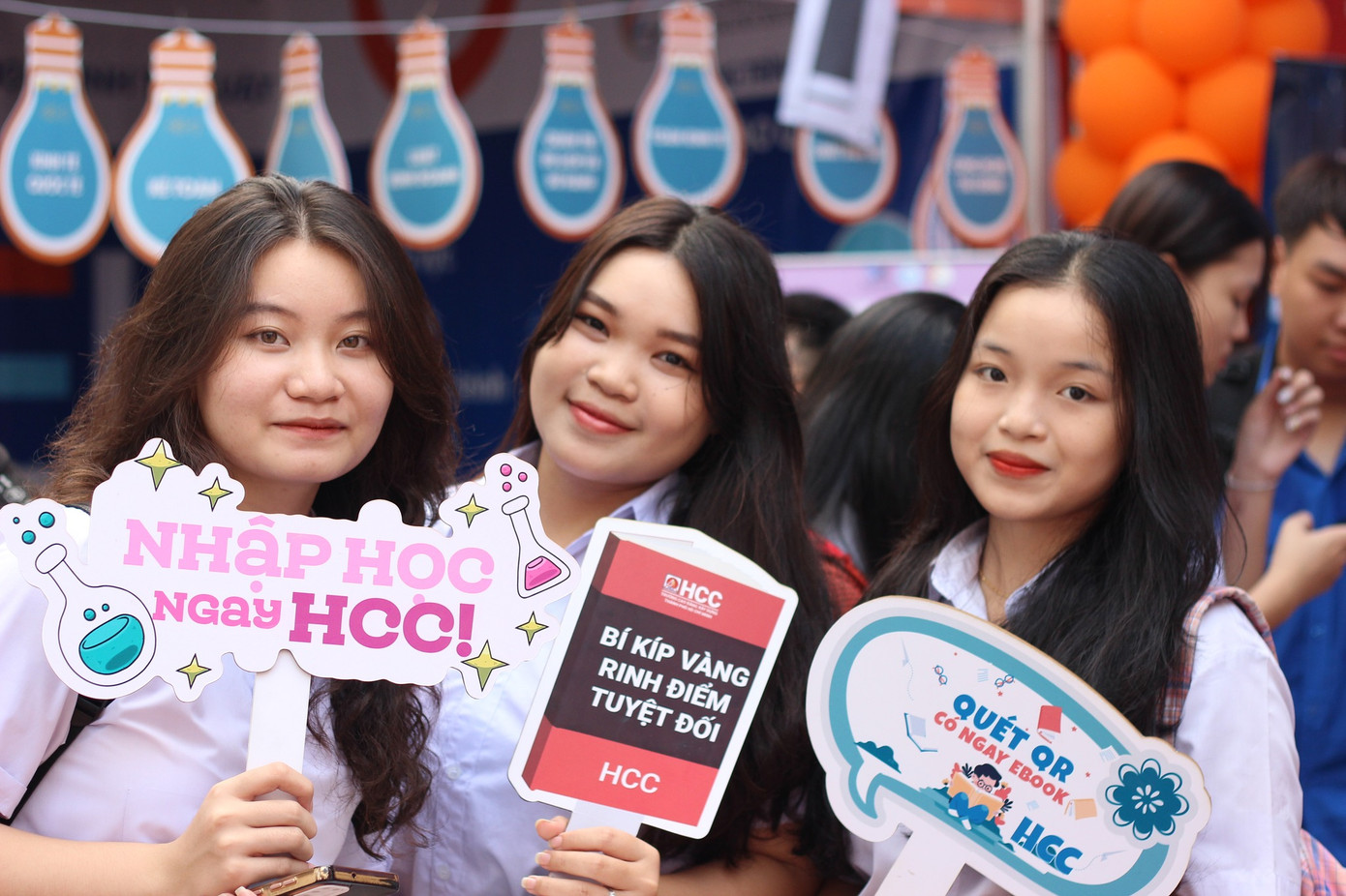 Hàng loạt trường đại học, cao đẳng trên cả nước bắt đầu khởi động chuỗi hoạt động định hướng tư vấn nghề nghiệp 2023. Ảnh: Fanpage của các trường.