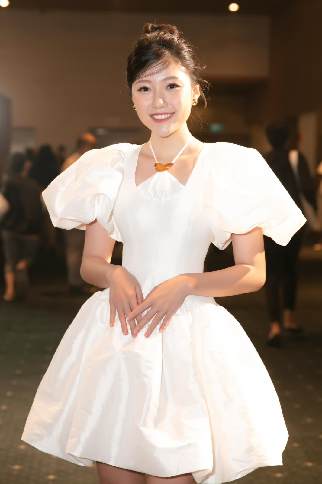 Nữ diễn viên cho thấy sự biến hóa đa dạng trong nhiều phong cách khác nhau. Nữ diễn viên cho thấy sự biến hóa đa dạng trong nhiều phong cách khác nhau.