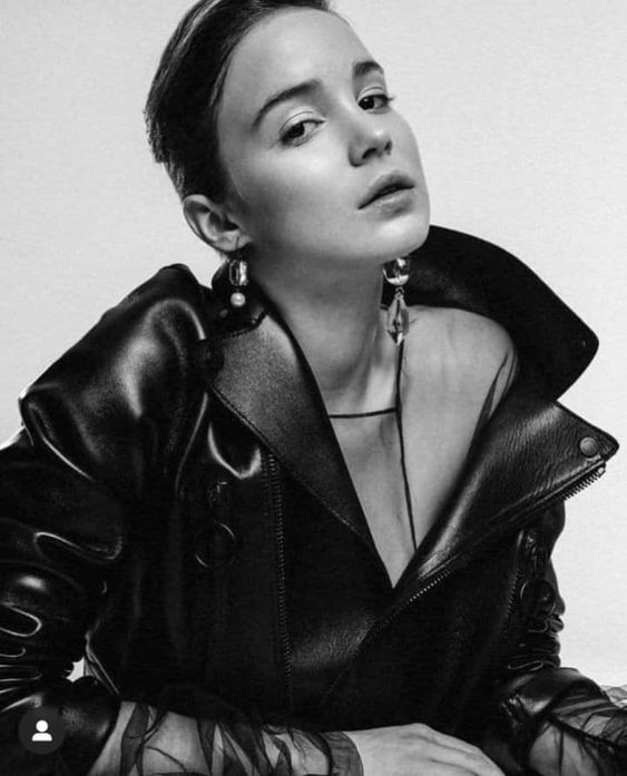 Ngoài diễn xuất, Alba Baptista còn có niềm đam mê với công tác từ thiện và năm 2018, cô từng làm việc tại một trại trẻ mồ côi ở Campuchia. Alba Baptista nói được 5 thứ tiếng, bao gồm tiếng Tây Ban Nha, tiếng Pháp, tiếng Đức, tiếng Anh và tiếng Bồ Đào Nha bản địa.