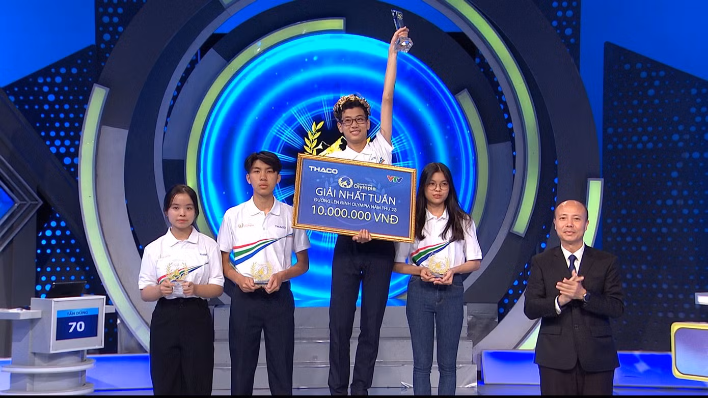 Đặng Hoài Bảo giành vòng nguyệt quế với 225 điểm. Nguồn: Fanpage Đường Lên Đỉnh Olympia.