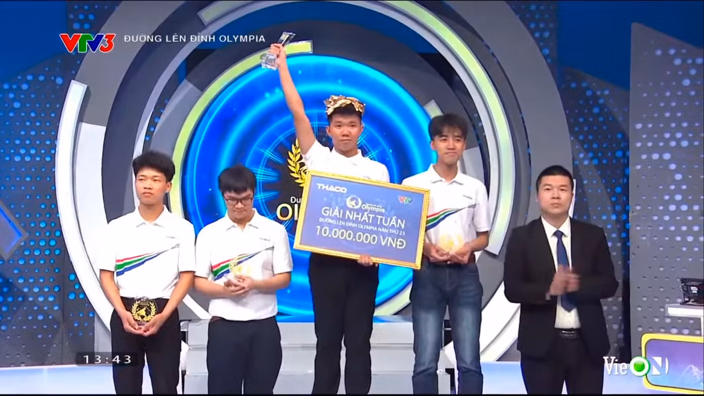 Nam sinh Thanh Hóa chiến thắng áp đảo các thí sinh khác với 345 điểm.