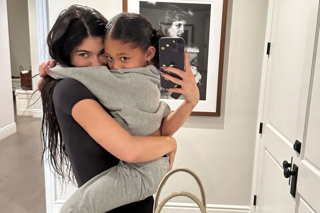 Kylie Jenner rất cưng chiều con.