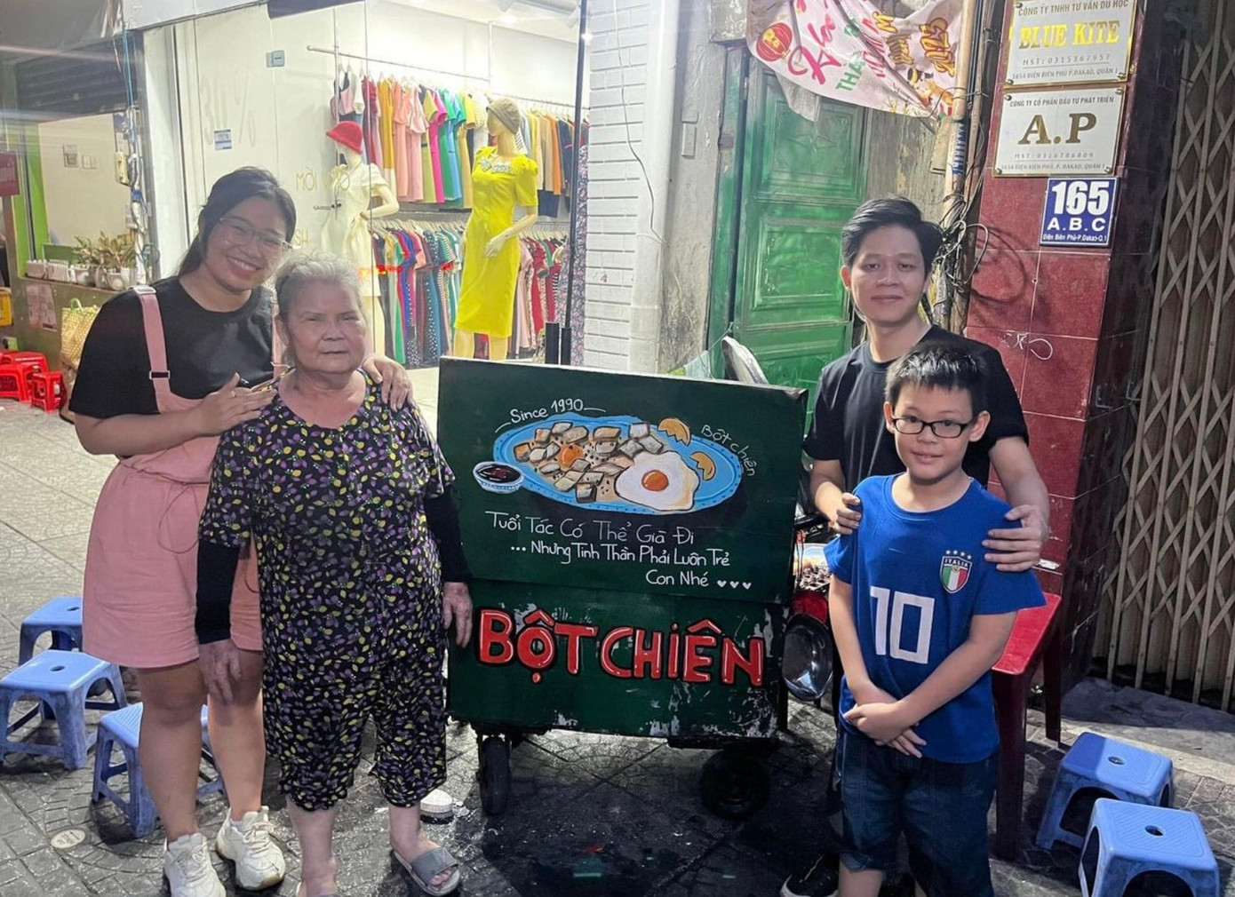 Đôi bạn trẻ đã cùng nhau rong ruổi khắp TP.HCM để vẽ các biển hiệu miễn phí cho những người bán hàng rong. Ảnh: Fanpage Việc Tử Tế Đôi bạn trẻ đã cùng nhau rong ruổi khắp TP.HCM để vẽ các biển hiệu miễn phí cho những người bán hàng rong. Ảnh: Fanpage Việc Tử Tế