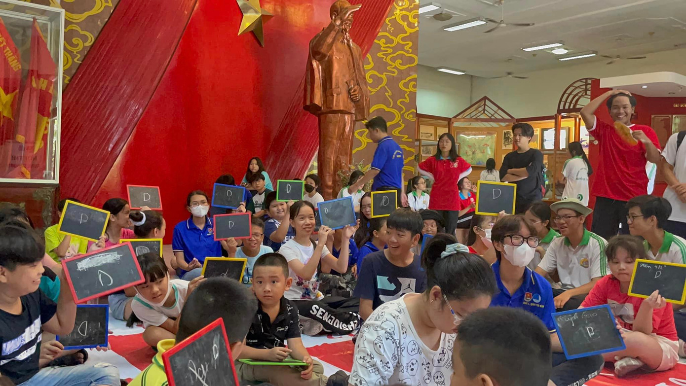 Các bạn thiếu nhi hào hứng tham gia các hoạt động do Đoàn trường THPT Nguyễn Chí Thanh và Đoàn Phường 1 tổ chức. Ảnh: Đoàn trường THPT Nguyễn Chí Thanh