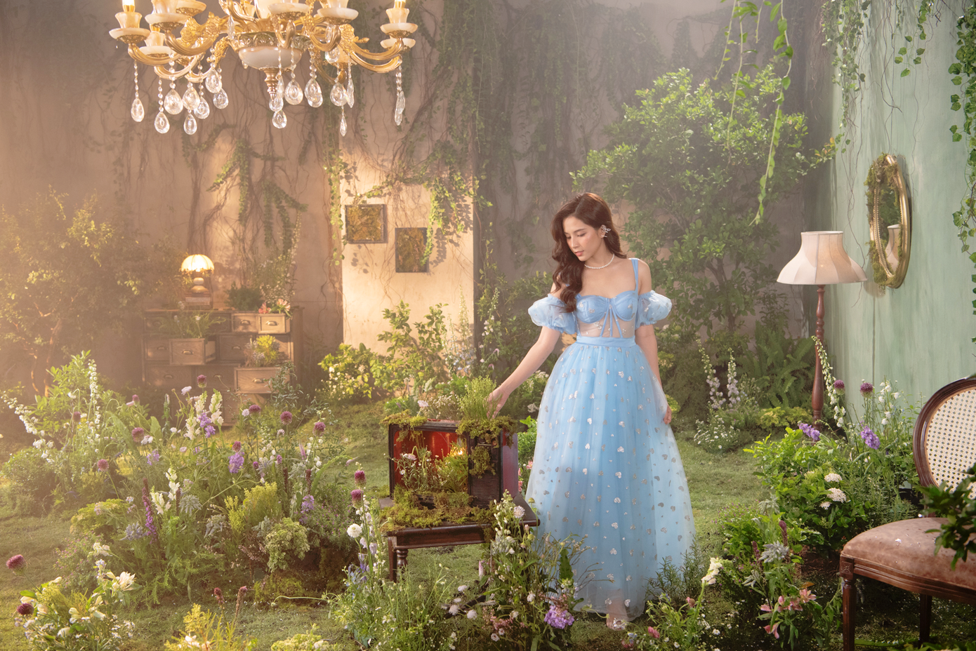 Vicky Nhung và ekip đã áp dụng công nghệ AI để mang đến một bối cảnh pha lẫn giữa hiện thực và thế giới ảo trong sản phẩm mới