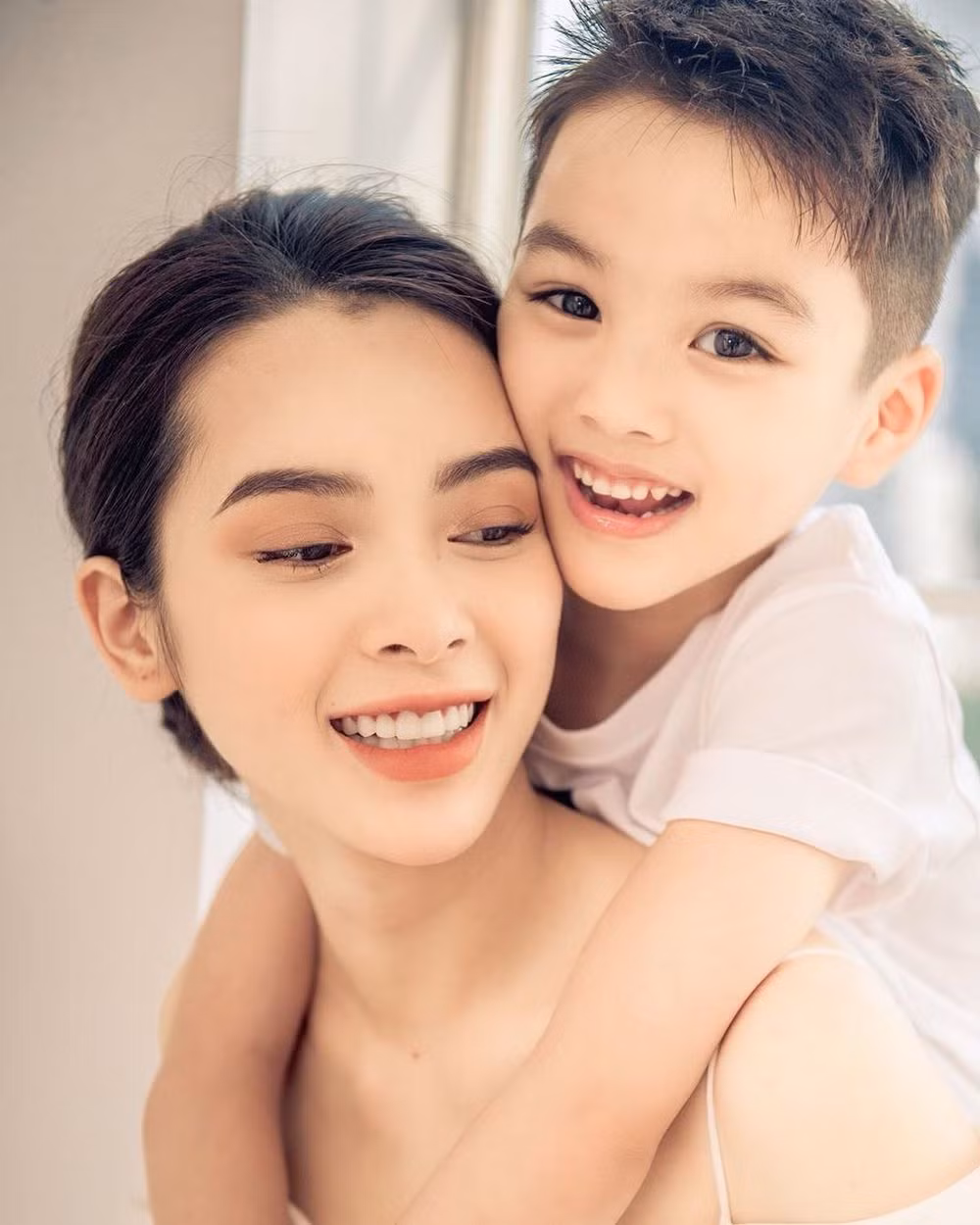 Con trai Quỳnh Lương có khuôn mặt kháu khỉnh, nhiều đường nét giống mẹ.