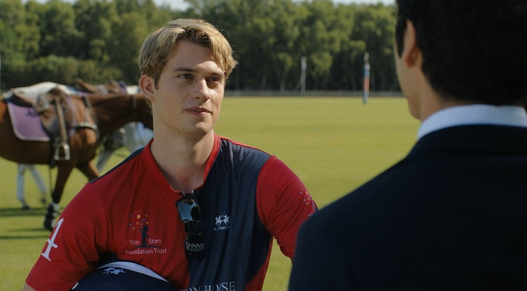 Nicholas Galitzine trong vai hoàng tử Henry của phim Red, White & Royal Blue. Nicholas Galitzine trong vai hoàng tử Henry của phim Red, White & Royal Blue.