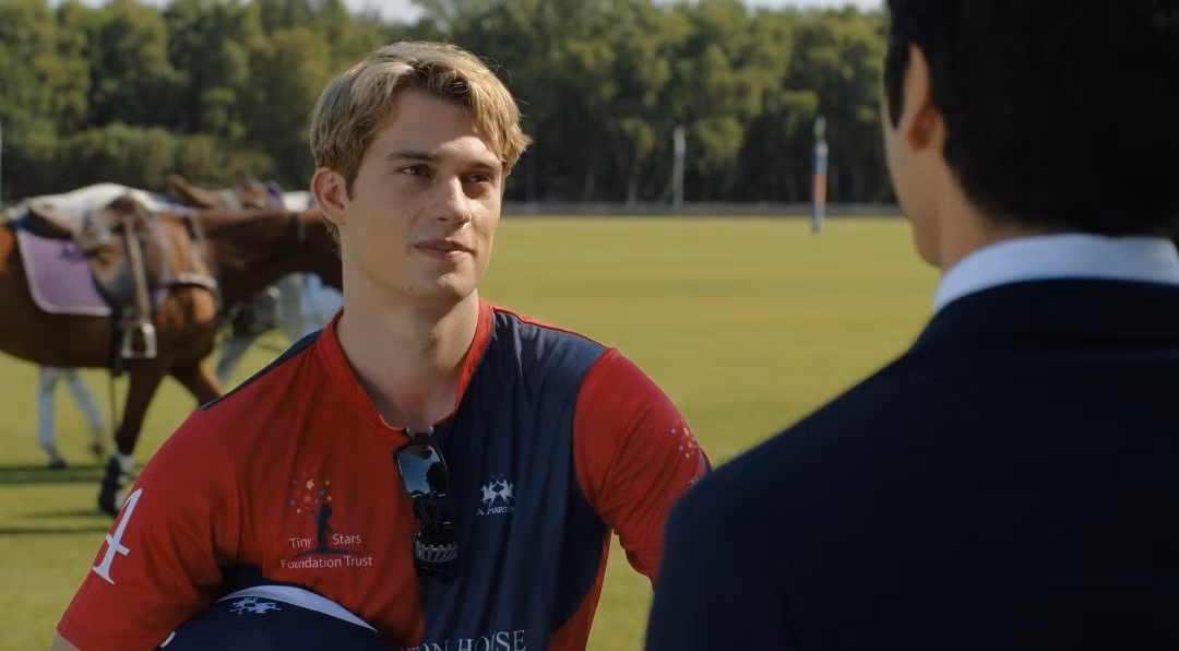 Nicholas Galitzine trong vai hoàng tử Henry của phim Red, White &amp; Royal Blue.