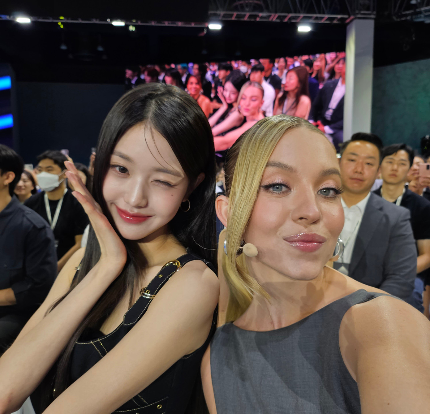 Khoảnh khắc &quot;đọ sắc&quot; của 2 mỹ nhân Jang Won Young và Sydney Sweeney.