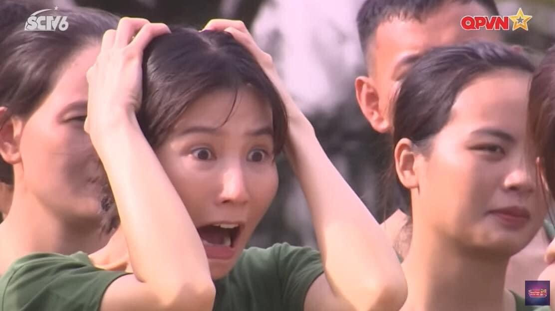 Diễm My 9x "giật spotlight" với chiếc meme ấn tượng trong ngày đầu nhập ngũ. Diễm My 9x "giật spotlight" với chiếc meme ấn tượng trong ngày đầu nhập ngũ.