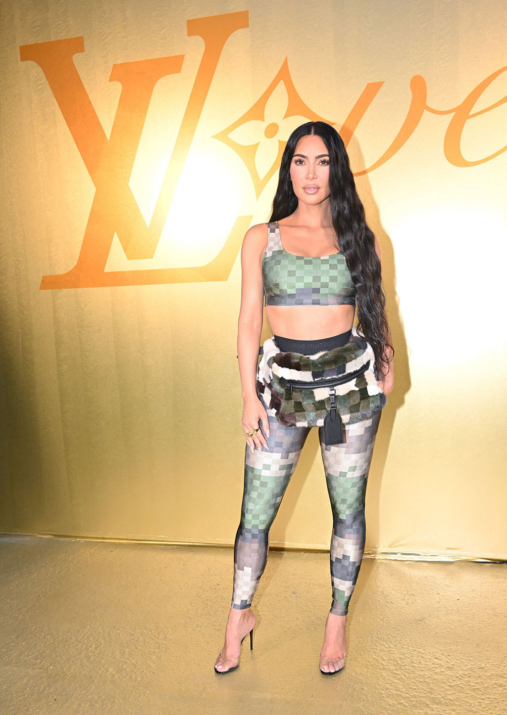 Cô Kim "siêu vòng 3" diện trang phục in họa tiết lính rằn ri. Đây là một trong những thiết kế trong BST Louis Vuitton Spring 2024 Menswear. Cô Kim "siêu vòng 3" diện trang phục in họa tiết lính rằn ri. Đây là một trong những thiết kế trong BST Louis Vuitton Spring 2024 Menswear.