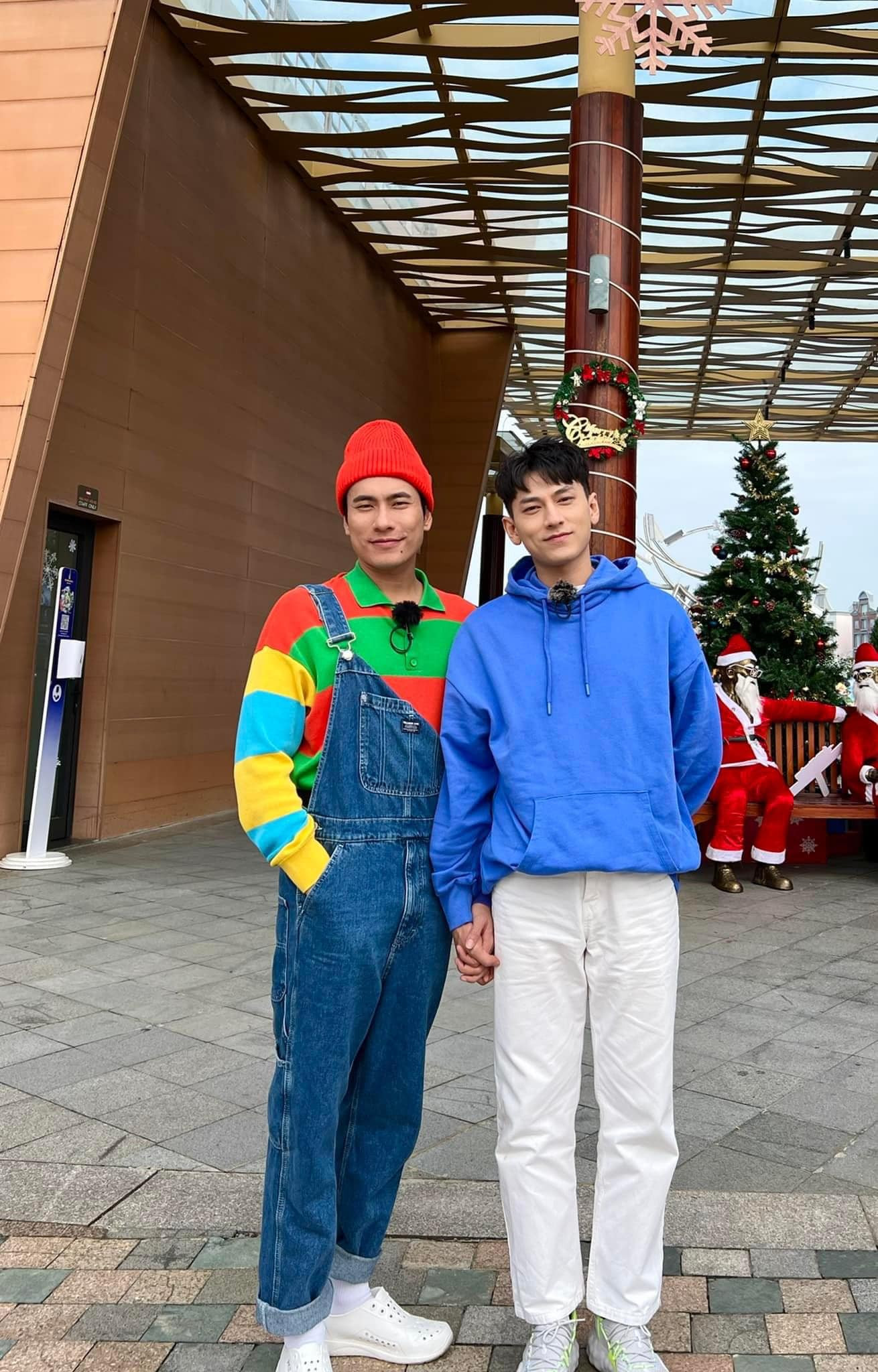 Kiều Minh Tuấn dường như đã rút ngắn khoảng cách về nhan sắc khi hội ngộ cùng Isaac.