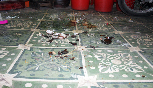 Rất nhiều mãnh vở chai lọ tại nền nhà 124