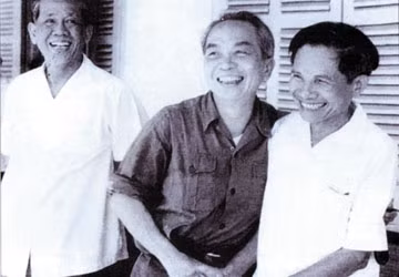 Tổng Bí thư Lê Duẩn, Đại tướng Võ Nguyên Giáp và ông Hồ Nghinh trong một lần gặp mặt tại Quảng Nam - Đà Nẵng. Ảnh: TƯ LIỆU