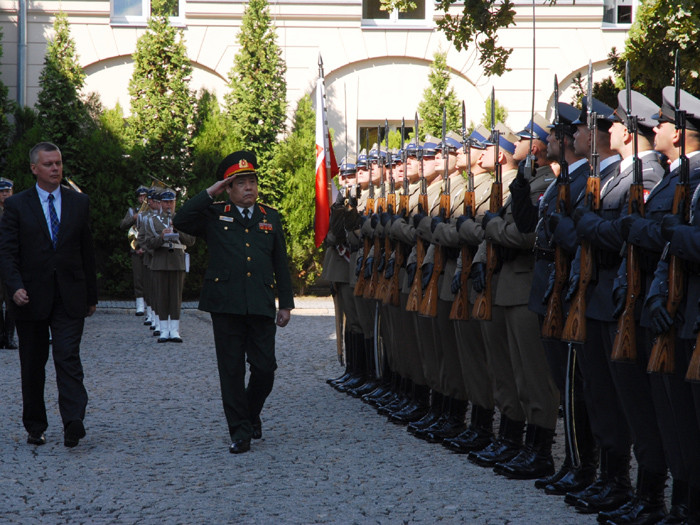 Đại tướng Phùng Quang Thanh duyệt đội danh dự Quân đội Cộng hòa Ba Lan. Đại tướng Phùng Quang Thanh duyệt đội danh dự Quân đội Cộng hòa Ba Lan