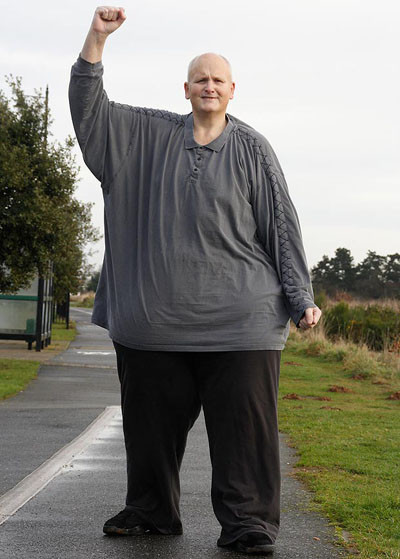 Khi đã giảm được hai phần ba trọng lượng cơ thể, anh Paul hiện đã có thể ra ngoài và bắt đầu đi được quãng đường ngắn. Ảnh: The Sun