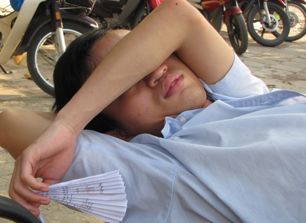 Nhiều phụ huynh chọn cách chợp mắt trên xe. Ảnh: Trường Phong