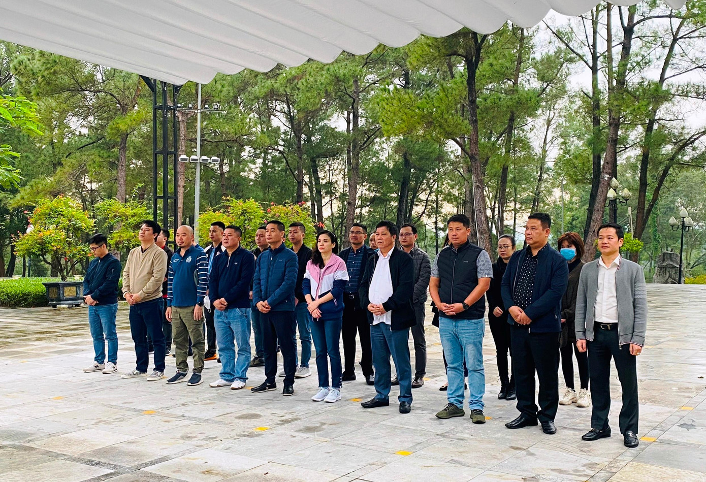 Dù việc đi lại vất vả, phải tuân thủ các quy định phòng dịch nhưng đoàn gồm 40 người của TNG Holdings Vietnam vẫn thực hiện được lộ trình như mọi năm: Dâng hương tại Khu di tích lịch sử cấp Quốc gia Đặc biệt Ngã ba Đồng Lộc, thăm viếng các nghĩa trang thanh niên xung phong, bộ đội ở Trường Sơn như nghĩa trang Thọ Lộc, Vạn Ninh, Nghĩa trang Đường 9... Tại các nghĩa trang, khu tưởng niệm, đoàn thành kính dâng hương từng ngôi mộ các anh hùng, liệt sỹ và thăm hỏi, tặng quà ban quản lý các nghĩa trang. Các ban quản lý các nghĩa trang cho biết, vì dịch COVID-19, từ đầu năm đến nay, kể cả dịp 27/7, các nghĩa trang hầu như rất ít đoàn thăm viếng. Dù việc đi lại vất vả, phải tuân thủ các quy định phòng dịch nhưng đoàn gồm 40 người của TNG Holdings Vietnam vẫn thực hiện được lộ trình như mọi năm: Dâng hương tại Khu di tích lịch sử cấp Quốc gia Đặc biệt Ngã ba Đồng Lộc, thăm viếng các nghĩa trang thanh niên xung phong, bộ đội ở Trường Sơn như nghĩa trang Thọ Lộc, Vạn Ninh, Nghĩa trang Đường 9... Tại các nghĩa trang, khu tưởng niệm, đoàn thành kính dâng hương từng ngôi mộ các anh hùng, liệt sỹ và thăm hỏi, tặng quà ban quản lý các nghĩa trang. Các ban quản lý các nghĩa trang cho biết, vì dịch COVID-19, từ đầu năm đến nay, kể cả dịp 27/7, các nghĩa trang hầu như rất ít đoàn thăm viếng.