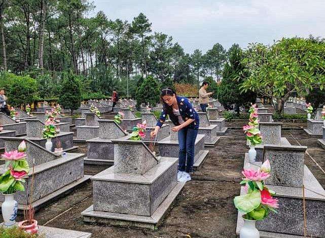 Bà Nguyễn Thị Minh Lan - Phó Tổng giám đốc TNG Holdings Vietnam (trong ảnh) cho hay: “Đáng ra, chúng tôi đến với các bác, các cô, các chú vào dịp 27/7 vừa rồi nhưng vì dịch, không thể di chuyển. Khi Chính phủ và các địa phương thực hiện chủ trương thích ứng an toàn, cho phép đi lại, anh chị em ban lãnh đạo Tập đoàn lập tức lên kế hoạch để đi. Đây là hoạt động thường niên của Tập đoàn trong nhiều năm qua nhằm tưởng nhớ đến các anh hùng liệt sỹ, thực hiện đạo lý uống nước nhờ nguồn, nhắc nhở mọi người sống có trách nhiệm hơn… nên bố trí được là chúng tôi thực hiện ngay”. Bà Nguyễn Thị Minh Lan - Phó Tổng giám đốc TNG Holdings Vietnam (trong ảnh) cho hay: “Đáng ra, chúng tôi đến với các bác, các cô, các chú vào dịp 27/7 vừa rồi nhưng vì dịch, không thể di chuyển. Khi Chính phủ và các địa phương thực hiện chủ trương thích ứng an toàn, cho phép đi lại, anh chị em ban lãnh đạo Tập đoàn lập tức lên kế hoạch để đi. Đây là hoạt động thường niên của Tập đoàn trong nhiều năm qua nhằm tưởng nhớ đến các anh hùng liệt sỹ, thực hiện đạo lý uống nước nhờ nguồn, nhắc nhở mọi người sống có trách nhiệm hơn… nên bố trí được là chúng tôi thực hiện ngay”.