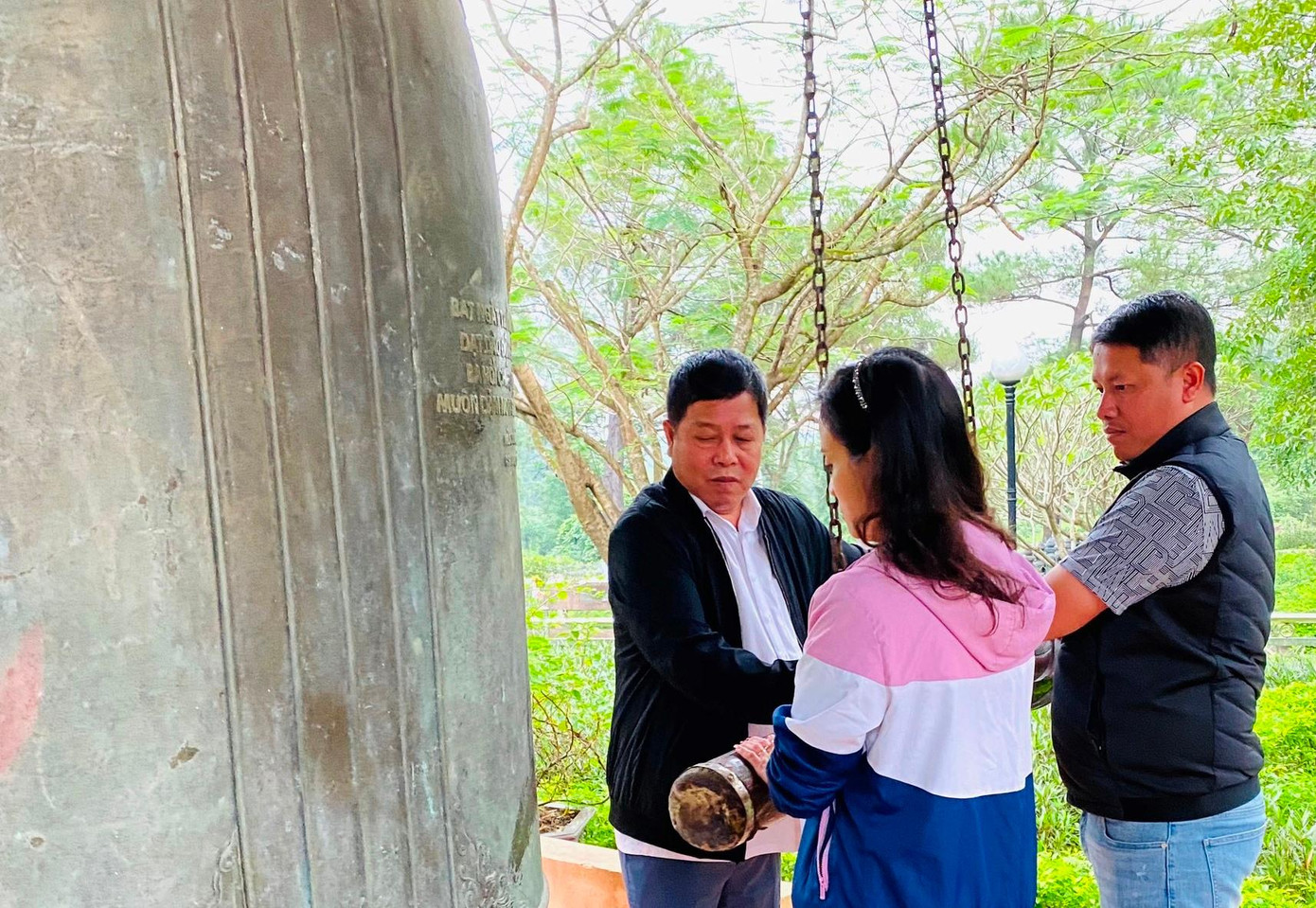 TNG Holdings Vietnam là tập đoàn hoạt động đa lĩnh vực, với các mảng như tài chính, bất động sản, khu công nghiệp, bán lẻ, khách sạn… Ngoài kinh doanh, Tập đoàn luôn quan tâm thực hiện các hoạt động xã hội, trong đó có việc hành hương về nghĩa trang liệt sỹ hàng năm. Trong ảnh, lãnh đạo Tập đoàn đang thỉnh chuông tại Nghĩa trang liệt sĩ quốc gia Trường Sơn. TNG Holdings Vietnam là tập đoàn hoạt động đa lĩnh vực, với các mảng như tài chính, bất động sản, khu công nghiệp, bán lẻ, khách sạn… Ngoài kinh doanh, Tập đoàn luôn quan tâm thực hiện các hoạt động xã hội, trong đó có việc hành hương về nghĩa trang liệt sỹ hàng năm. Trong ảnh, lãnh đạo Tập đoàn đang thỉnh chuông tại Nghĩa trang liệt sĩ quốc gia Trường Sơn.