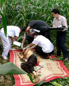 PC45 cùng các cơ quan chức năng khám nghiệm tử thi, tìm dấu vết tội phạm