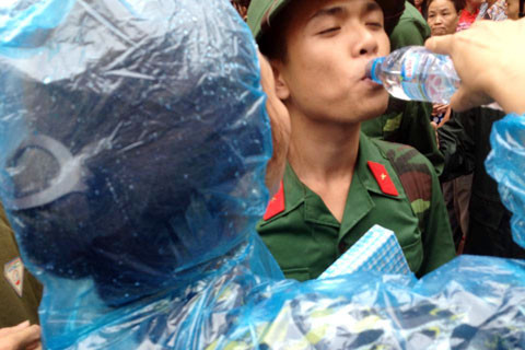 Mẹ tiếp nước cho con trai. Mẹ tiếp nước cho con trai