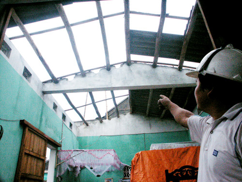 Nhà anh Huy ở xóm Bấc bị thổi mất mái, tài sản tan tành