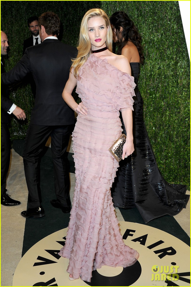 Siêu mẫu Rosie Huntington Whiteley kín đáo bất ngờ với bộ váy hồng nữ tính của Chanel