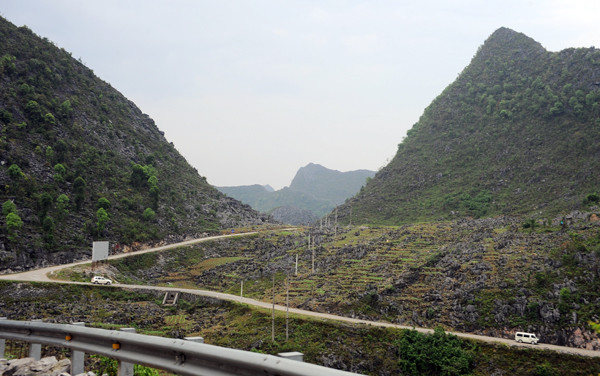 Người dân vùng cao sống quyện cùng với đá, những ngôi nhà được dựng lên với bốn bề là đá. Tất cả cuộc sống của con người vùng cao đều gắn liền với đá. Đá dùng để làm nhà Làm hàng rào Hay đá đan xen với những luống hoa cải vàng tạo nên một bức tranh thật ấn tượng Người dân vùng cao trồng trọt trên những khe đá, trong những hốc đất nhỏ. Và thu hoạch cũng ngay tại vườn nhà Những ngọn núi đá trùng trùng điệp điệp, những cánh đồng đá trải dài bất tận, tất cả cứ tràn vào nhau, hoà quyện vào nhau thành một bức tranh tuyệt đẹp nơi cực bắc Tổ quốc. Cao nguyên đá Đồng Văn dù có tới và trở lại vẫn thấy là lạ, vì nó đẹp, cái đẹp hoang dại, từ con người đến cảnh vật. Cái đẹp mà khi trải nghiệm rồi, vẫn có chút gì đó rất thú vị.