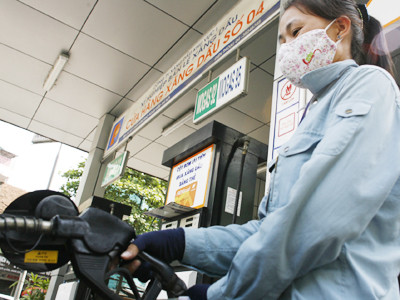 Xăng dầu ở Việt Nam bắt đầu bằng và cao hơn một số nước trong khu vực Ảnh: Xuân Phú