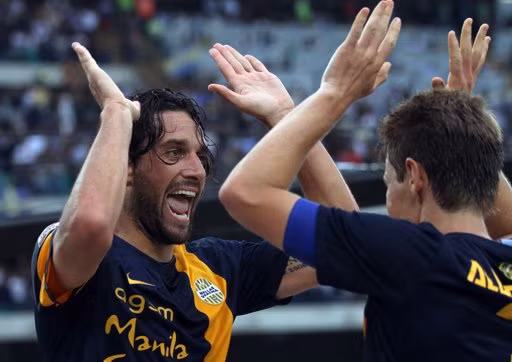 Toni (trai) chứng tỏ anh vẫn chưa hết giá trị