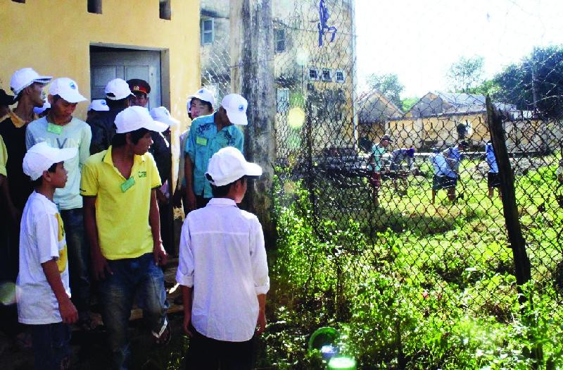 Thanh niên chậm tiến (đội mũ trắng) thăm Trung tâm 05-06 Ảnh: Nguyễn Huy