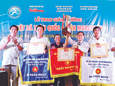 Trưởng BTC giải, Tổng Biên tập báo Tiền Phong Lê Xuân Sơn trao cúp vô địch cho đoàn Khánh Hoà . Trưởng BTC giải, Tổng Biên tập báo Tiền Phong Lê Xuân Sơn trao cúp vô địch cho đoàn Khánh Hoà