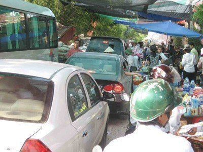 Ô tô nối đuôi nhau tới xem bộ hài cốt, náo động cả một vùng quê