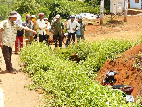 Xe máy của nạn nhân bị bỏ lại dưới mương nước cách nhà nạn nhân khoảng 100m