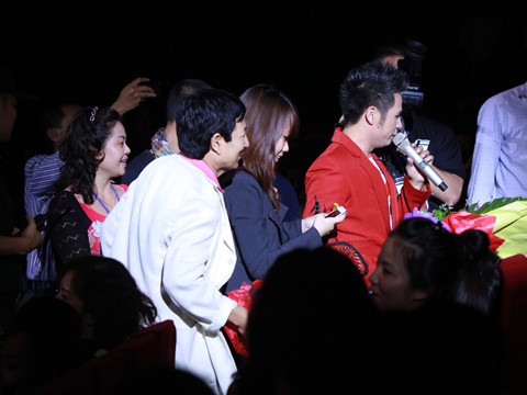 Bằng Kiều được fan hâm mộ vây kín khi anh kết thúc liveshow