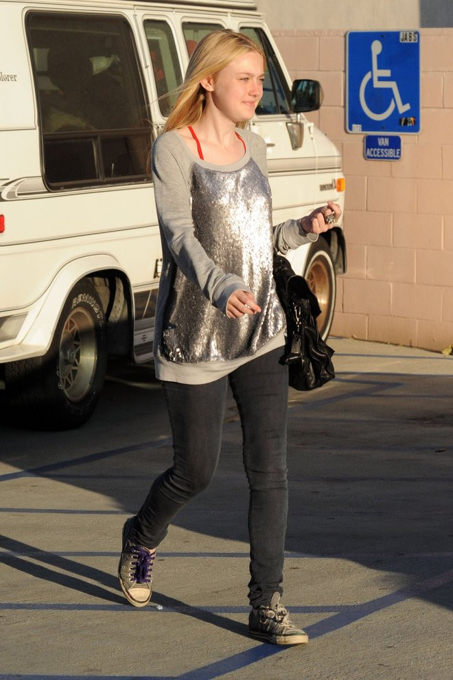 Áo sequin lấp lánh cùng Converse