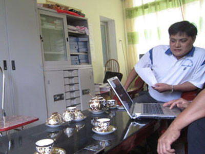 Ông Hoàng Đình Thiên im lặng khi nghe lại băng ghi âm 