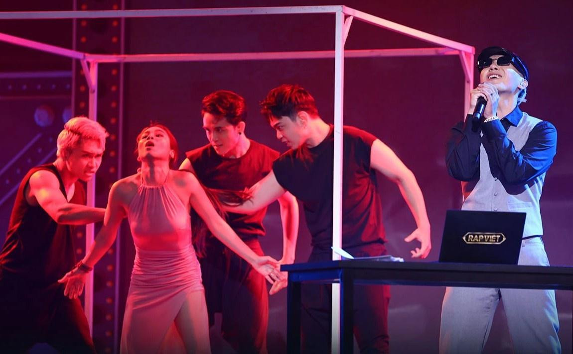Màn dàn dựng sân khấu công phu là chìa khóa để B-Wine thăng hoa. Ảnh: RV. rap viet anh 3