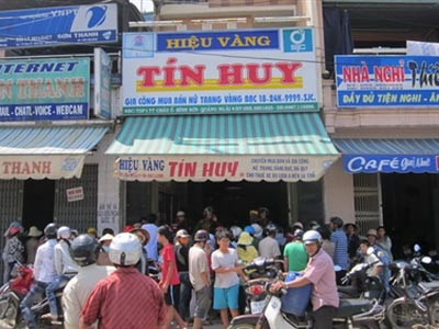 Người dân hiếu kỳ tụ tập trước tiệm vàng Tín Huy. Ảnh: Tuổi Trẻ 
